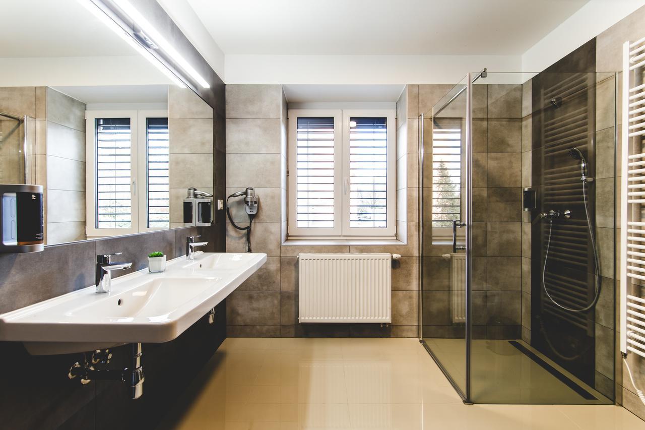 Silesia Residence Ostrava Eksteriør bilde Bathroom with shower