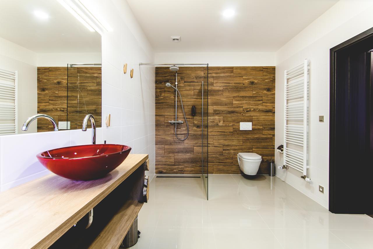 Silesia Residence Ostrava Eksteriør bilde Bathroom with shower