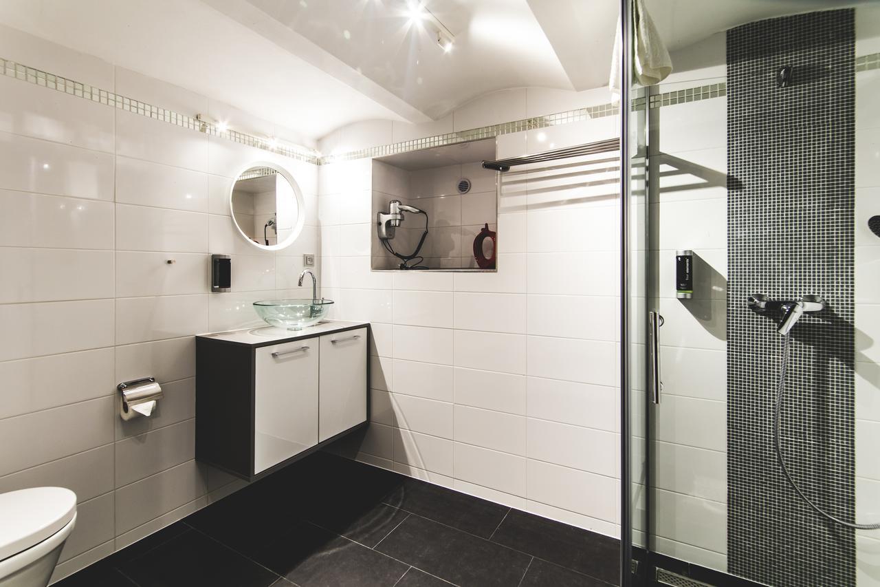 Silesia Residence Ostrava Eksteriør bilde Bathroom with shower
