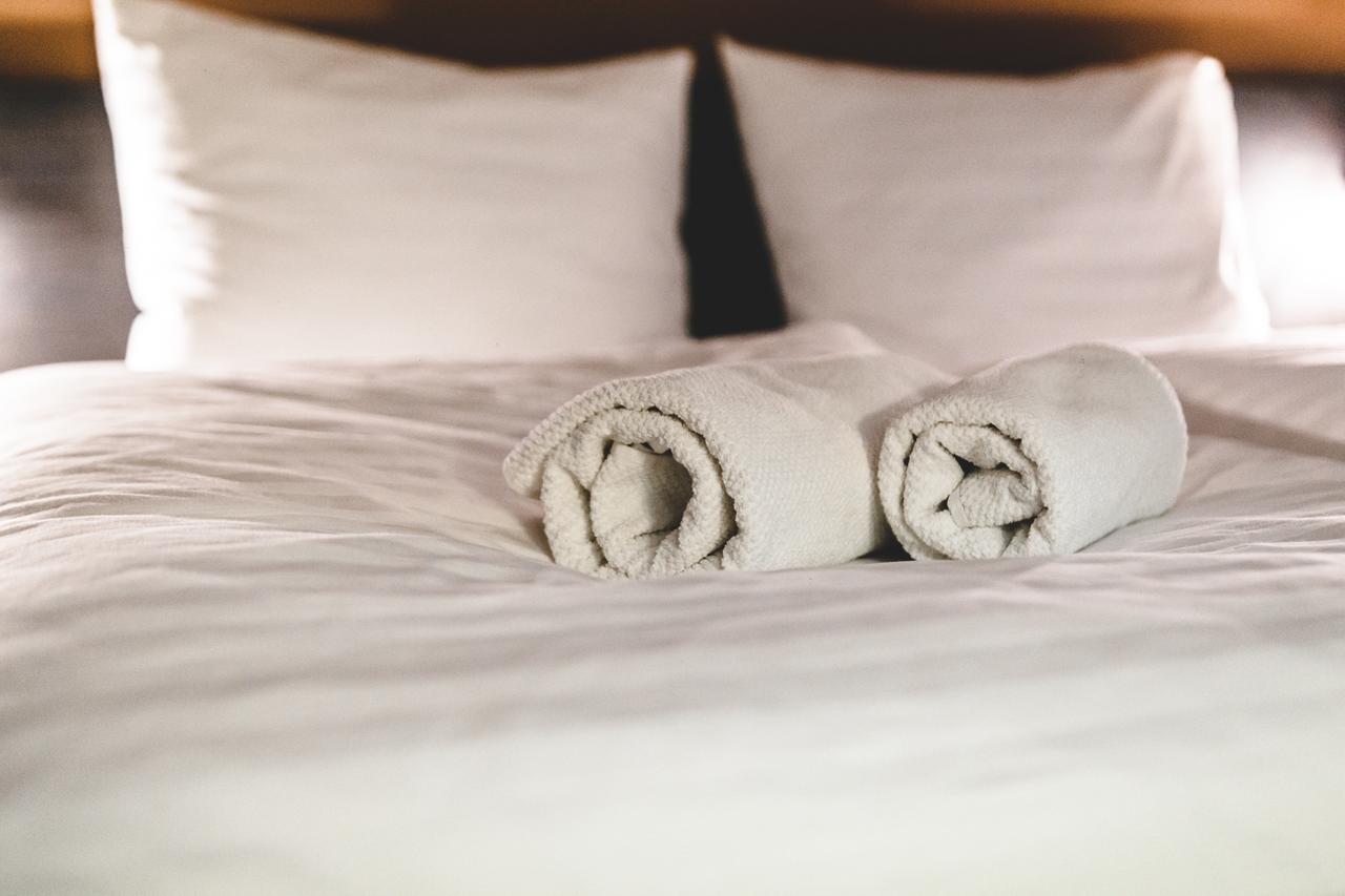 Silesia Residence Ostrava Eksteriør bilde Bath towels on a bed